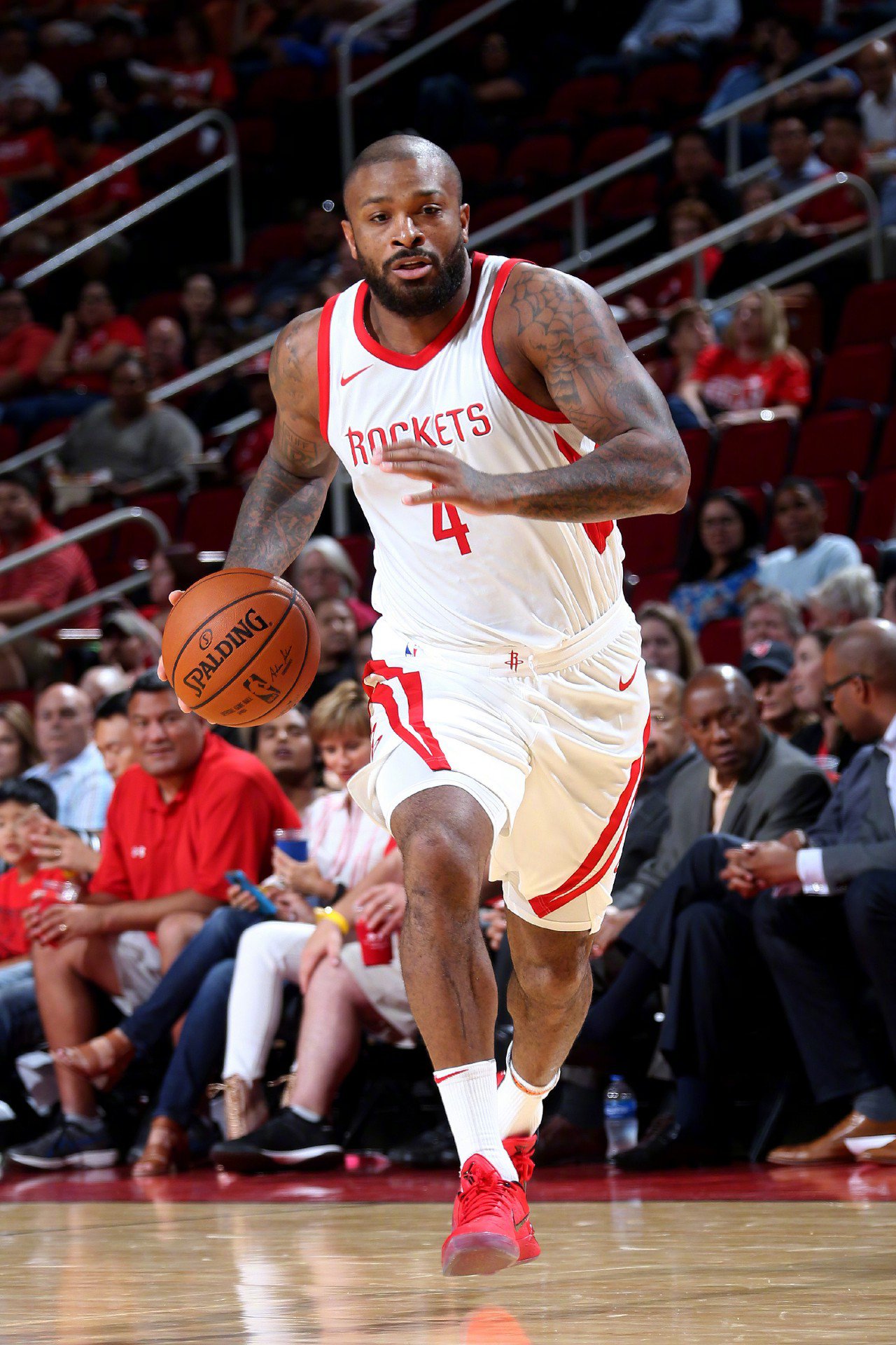 塔克很享受他在中锋位置上打球的感觉. - 【火箭】球迷团的快手